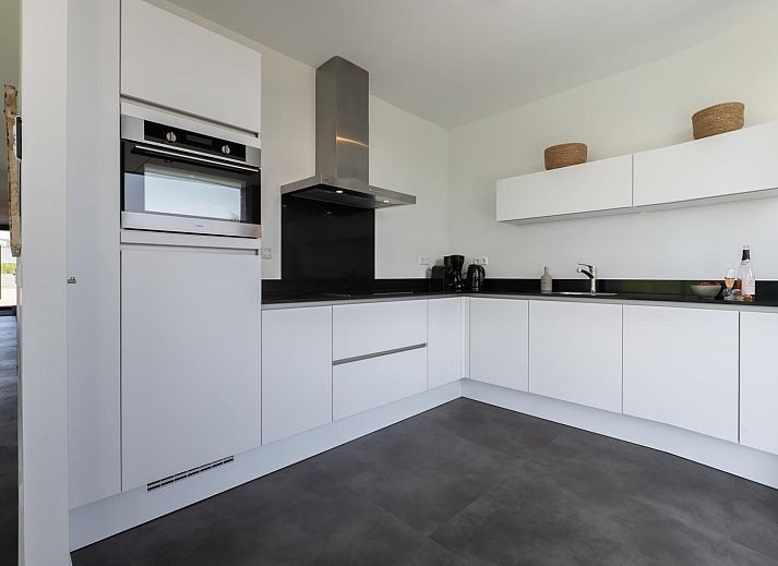 Kamin und moderne Einrichtung in Duinvallei 26, De Groote Duynen, Kamperland, Ferienhaus in Noord-Beveland, Zeeland.