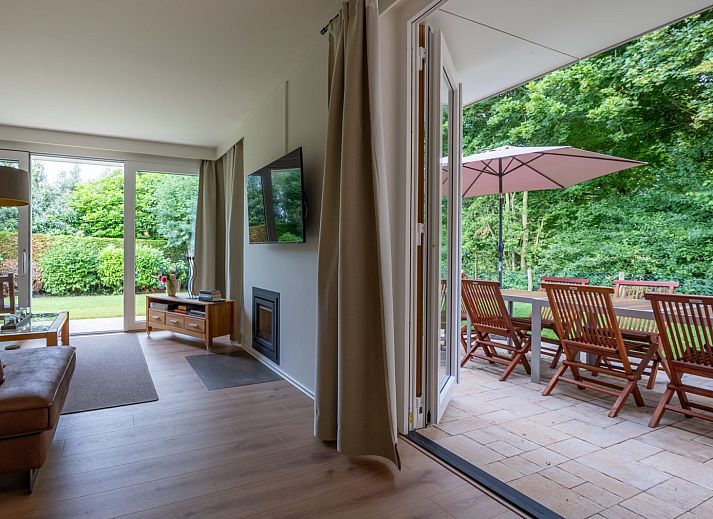 Iepenlaan 3 | Ruiterplaat vakantiehuis in Kamperland, omgeven door groen en een ruime tuin.