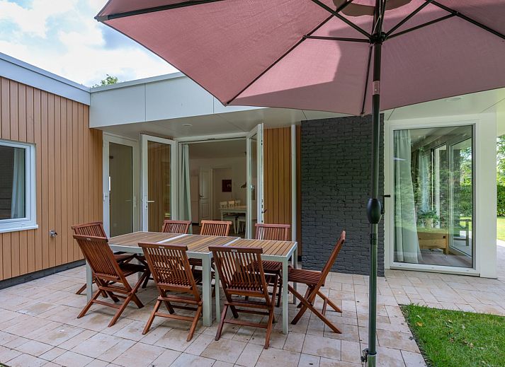 Gezellige woonkamer van Iepenlaan 3 | Ruiterplaat vakantiehuis in Kamperland met uitzicht op de tuin.