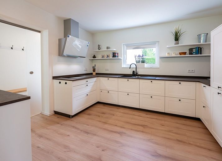 Gezellige woonkamer van Iepenlaan 3 | Ruiterplaat vakantiehuis in Kamperland met uitzicht op de tuin.