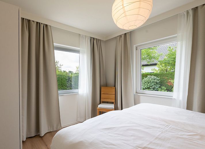 Ruim terras bij Iepenlaan 3 | Ruiterplaat vakantiehuis in Kamperland, perfect voor buiten dineren.