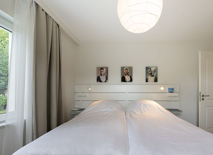 Ruim terras bij Iepenlaan 3 | Ruiterplaat vakantiehuis in Kamperland, perfect voor buiten dineren.