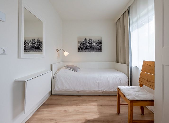 Ruim terras bij Iepenlaan 3 | Ruiterplaat vakantiehuis in Kamperland, perfect voor buiten dineren.