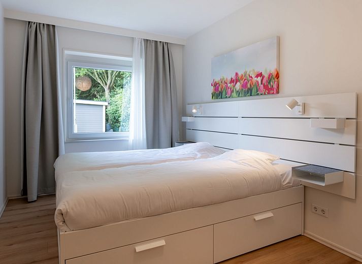 Zonnig terras met parasol bij Iepenlaan 3 | Ruiterplaat vakantiehuis in Kamperland, omringd door natuur.