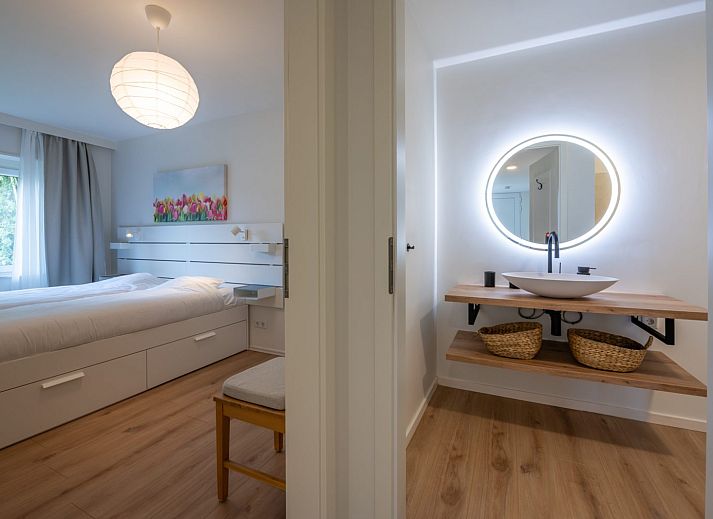 Zonnig terras met parasol bij Iepenlaan 3 | Ruiterplaat vakantiehuis in Kamperland, omringd door natuur.