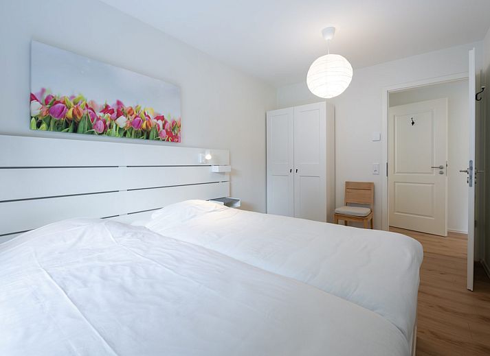 Zonnig terras met parasol bij Iepenlaan 3 | Ruiterplaat vakantiehuis in Kamperland, omringd door natuur.