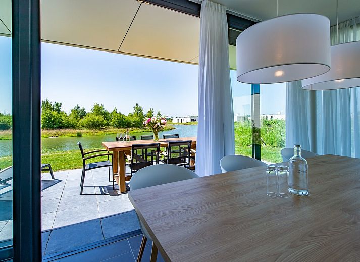 Terrasse am Duinvallei 34 in Kamperland, Ferienhaus mit Blick auf Wasser und Natur.