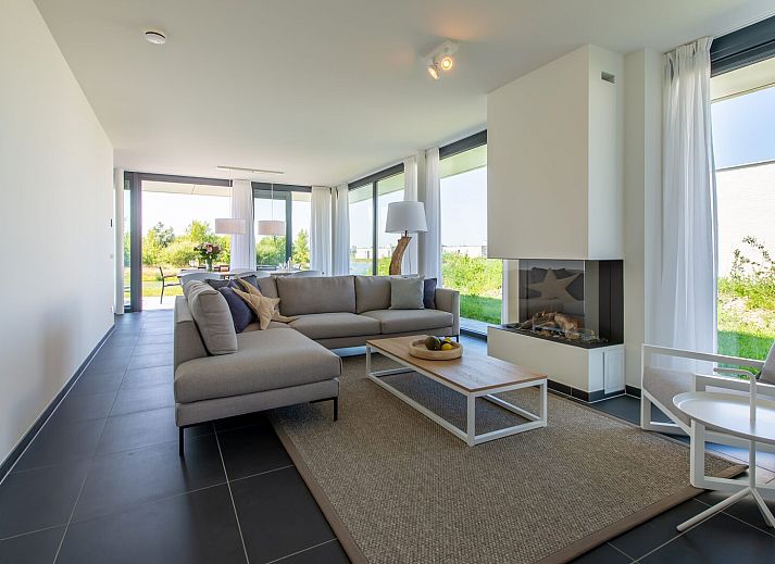 Terrasse am Duinvallei 34 in Kamperland, Ferienhaus mit Blick auf Wasser und Natur.