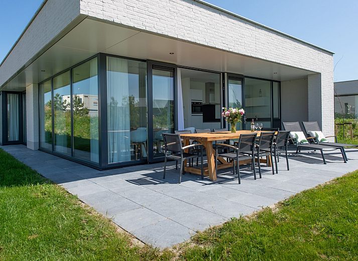 Terrasse am Duinvallei 34 in Kamperland, Ferienhaus mit Blick auf Wasser und Natur.