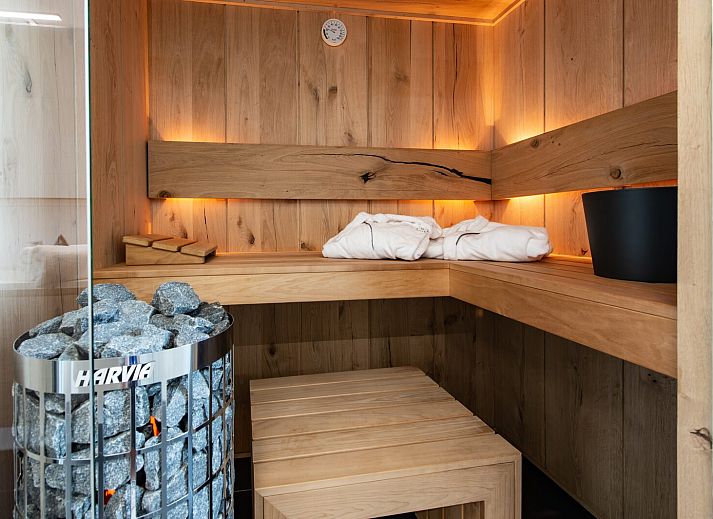 Innenbereich von Duinvallei 34 in De Groote Duynen, Kamperland, mit Blick auf die Terrasse.