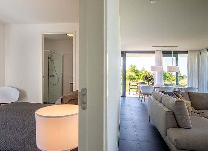 Innenbereich von Duinvallei 34 in De Groote Duynen, Kamperland, mit Blick auf die Terrasse.