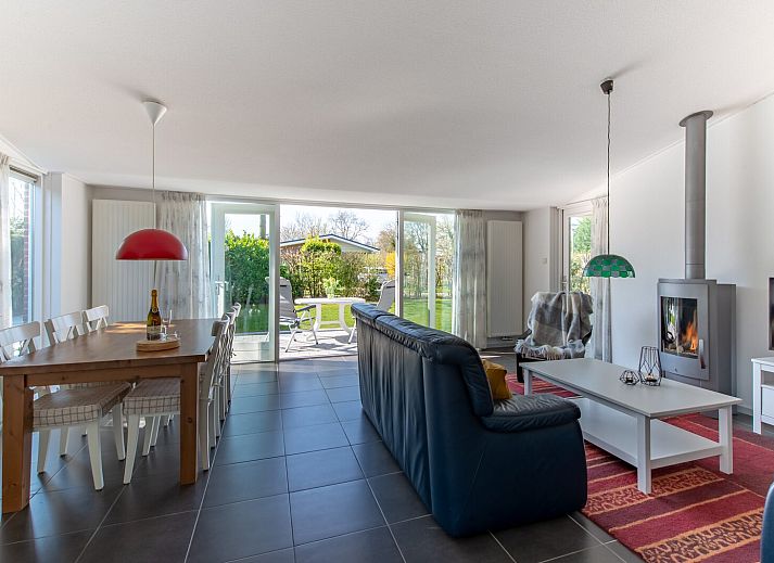 Vakantiehuis Cypressenlaan 18 in Kamperland met zonnig terras en groene tuin.