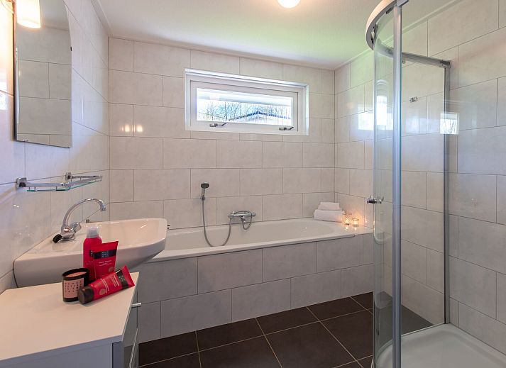 Gezellige woonkamer Cypressenlaan 18, Ruiterplaat, met open haard in Kamperland.