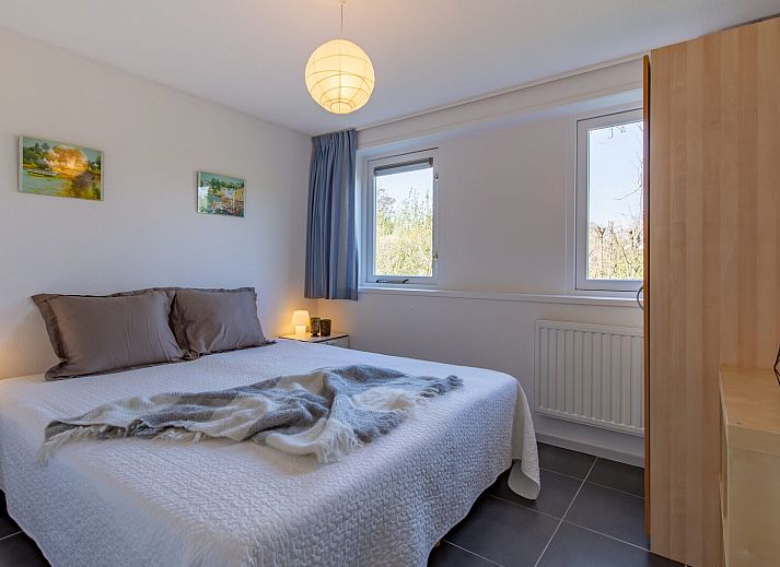 Gezellige woonkamer Cypressenlaan 18, Ruiterplaat, met open haard in Kamperland.