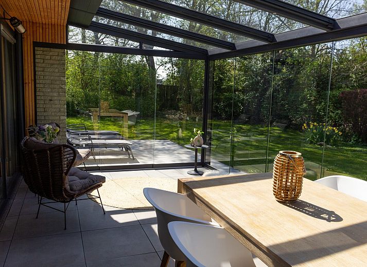 Veranda van vakantiehuis Populierenlaan 1 | Ruiterplaat in Kamperland, met uitzicht op groene tuin.