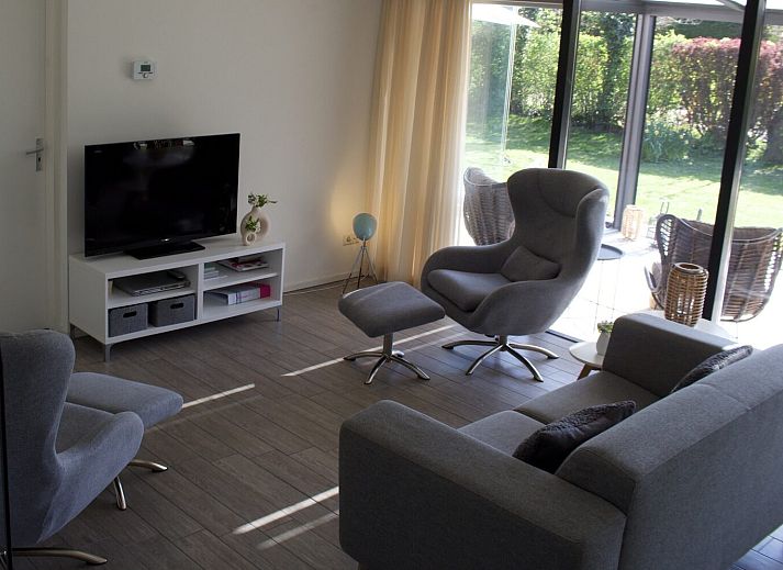 Veranda van vakantiehuis Populierenlaan 1 | Ruiterplaat in Kamperland, met uitzicht op groene tuin.