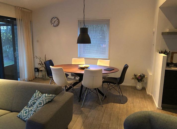 Glazen serre van Populierenlaan 1 | Ruiterplaat, vakantiehuis in Kamperland, omgeven door natuur.