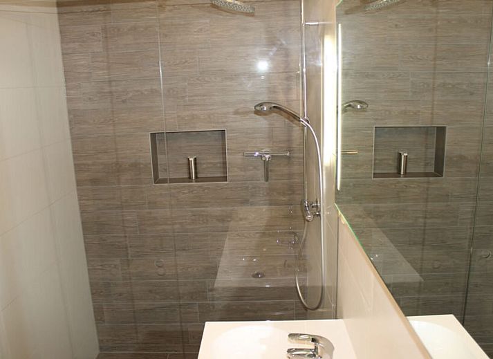 Binnenruimte van Populierenlaan 1 | Ruiterplaat, vakantiehuis in Kamperland, met comfortabele stoelen en tuinzicht.