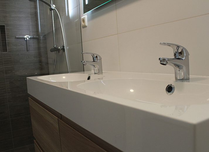 Binnenruimte van Populierenlaan 1 | Ruiterplaat, vakantiehuis in Kamperland, met comfortabele stoelen en tuinzicht.