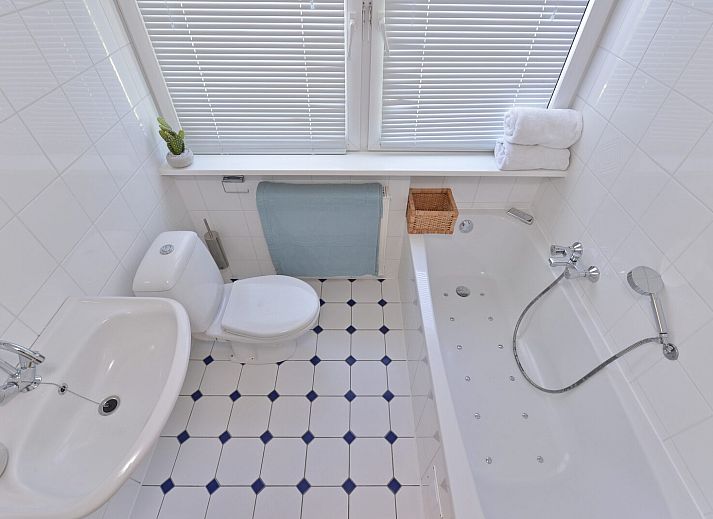 Modernes Wohnzimmer im Ferienhaus Fazantenlaan 2 De Banjaard, Kamperland, mit Blick auf den Garten.