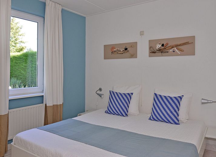 Modernes Wohnzimmer im Ferienhaus Fazantenlaan 2 De Banjaard, Kamperland, mit Blick auf den Garten.