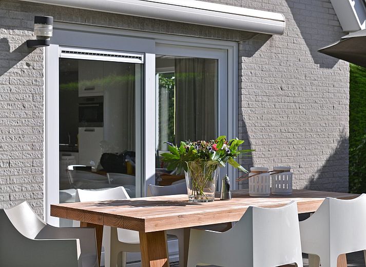 Modernes Wohnzimmer im Ferienhaus Fazantenlaan 2 De Banjaard, Kamperland, mit Blick auf den Garten.
