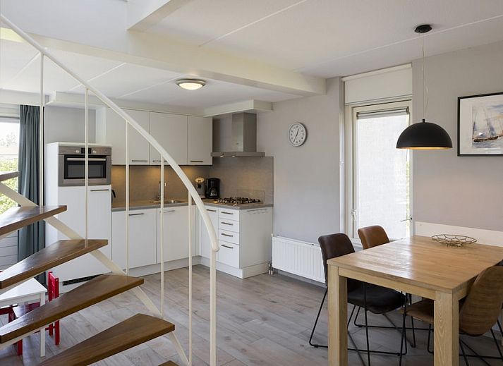 Gemuetliches Wohnzimmer des NE-Bungalows in Kamperland, Noord-Beveland, mit Licht und Blick auf die Terrasse in Zeeland.