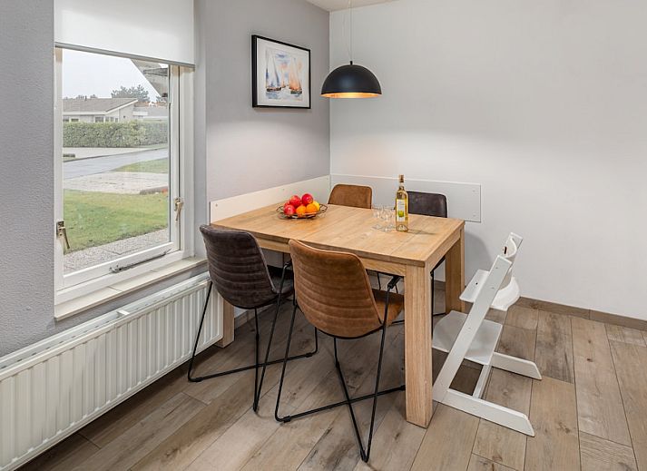 Gemuetliches Wohnzimmer des NE-Bungalows in Kamperland, Noord-Beveland, mit Licht und Blick auf die Terrasse in Zeeland.