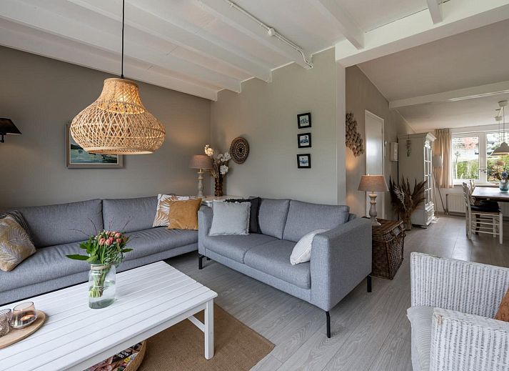 Gemuetliches Wohnzimmer mit Blick auf den Garten im Ferienhaus Pheasant Avenue 6, De Banjaard, Kamperland, Noord-Beveland, Zeeland.