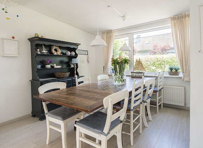 Gemuetliches Wohnzimmer mit Blick auf den Garten im Ferienhaus Pheasant Avenue 6, De Banjaard, Kamperland, Noord-Beveland, Zeeland.