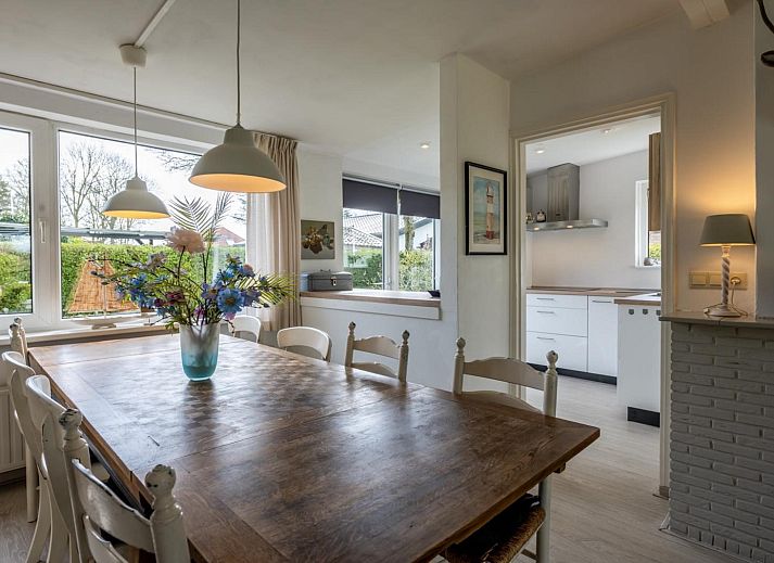 Gemuetliches Wohnzimmer mit Blick auf den Garten im Ferienhaus Pheasant Avenue 6, De Banjaard, Kamperland, Noord-Beveland, Zeeland.