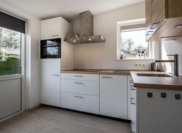 Gemuetliches Wohnzimmer mit Blick auf den Garten im Ferienhaus Pheasant Avenue 6, De Banjaard, Kamperland, Noord-Beveland, Zeeland.