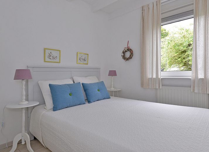 Geraeumiges Esszimmer mit Holztisch im Ferienhaus Fazantenlaan 6, De Banjaard, Kamperland, Noord-Beveland, Zeeland.