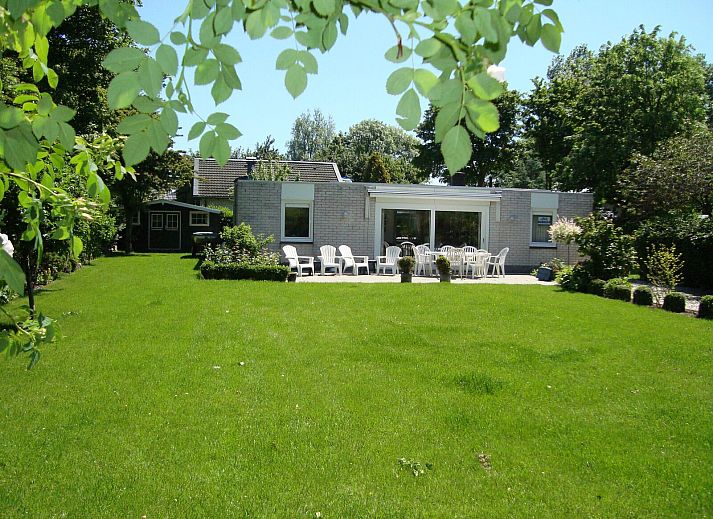 Helle Essecke mit Blumen im Ferienhaus Fasanenallee 6, De Banjaard, Kamperland, Noord-Beveland, Zeeland.