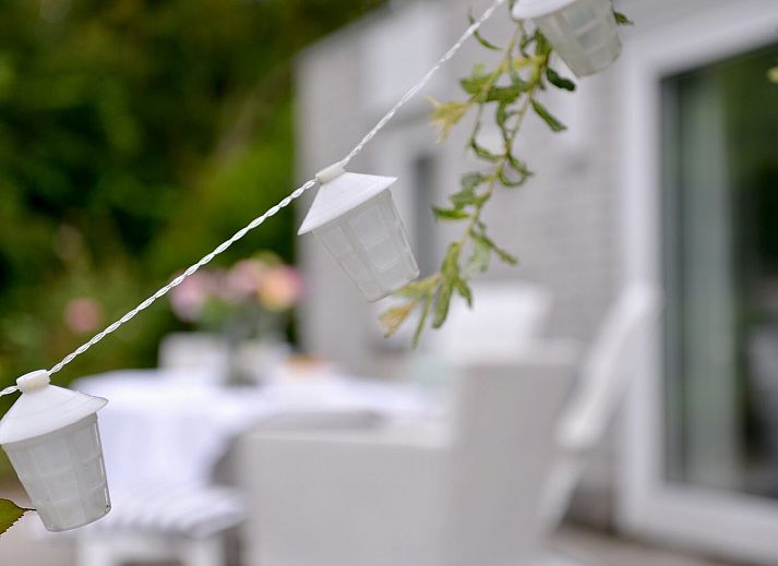 Helle Essecke mit Blumen im Ferienhaus Fasanenallee 6, De Banjaard, Kamperland, Noord-Beveland, Zeeland.