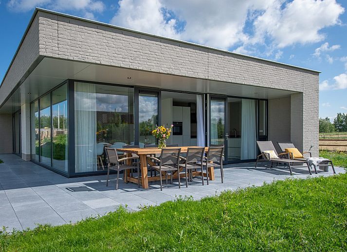 Bright living space in Duinvallei 38 | De Groote Duynen, Kamperland, with large windows and views of nature.