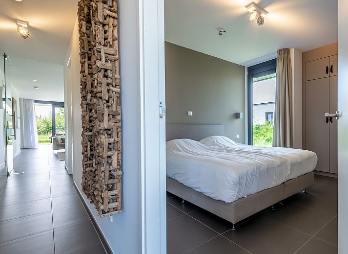 Bright living space in Duinvallei 38 | De Groote Duynen, Kamperland, with large windows and views of nature.