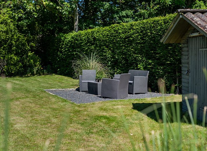 Gezellige woonkamer in Patrijzenlaan 5, De Banjaard, Kamperland met uitzicht op de tuin.