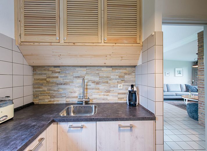 Lichte zithoek in vakantiehuis Patrijzenlaan 5, De Banjaard, Kamperland met comfortabel interieur.