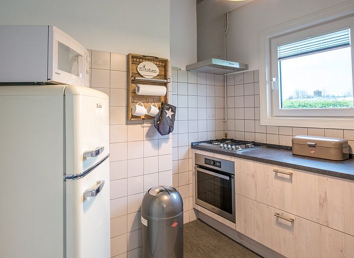 Lichte zithoek in vakantiehuis Patrijzenlaan 5, De Banjaard, Kamperland met comfortabel interieur.