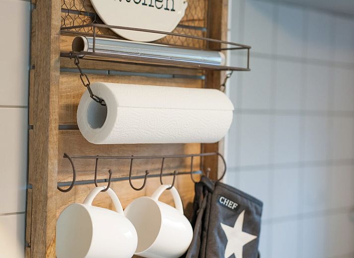 Knusse zithoek met een fles wijn in Patrijzenlaan 5, De Banjaard, Kamperland.