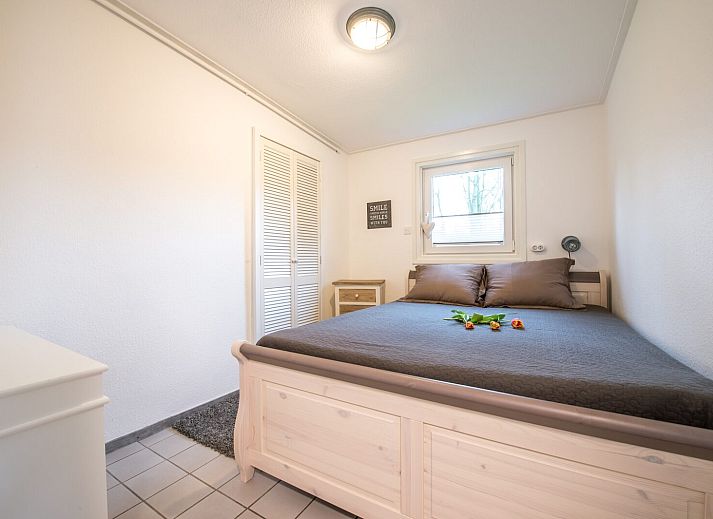 Knusse zithoek met een fles wijn in Patrijzenlaan 5, De Banjaard, Kamperland.