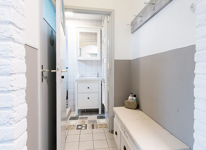 Knusse zithoek met een fles wijn in Patrijzenlaan 5, De Banjaard, Kamperland.