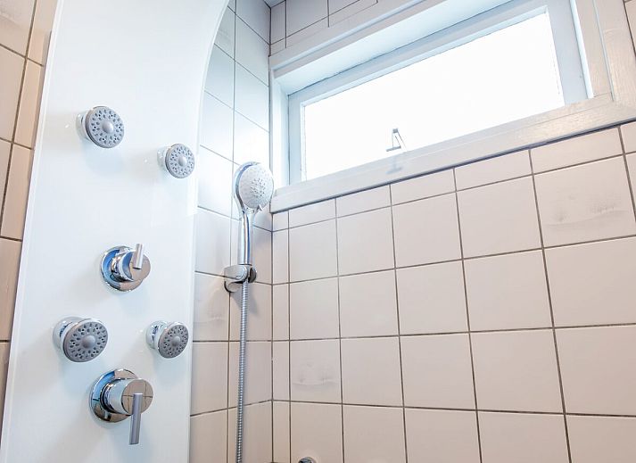 Inkomhal van Patrijzenlaan 5, De Banjaard, Kamperland met toegang tot keuken en woonkamer.