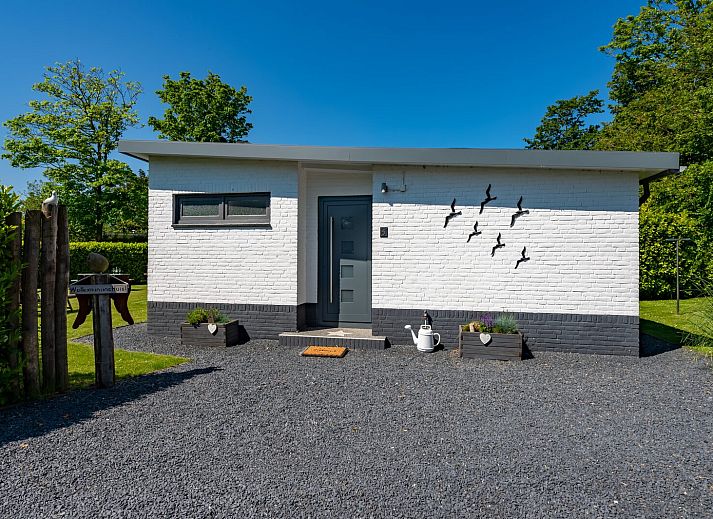 Inkomhal van Patrijzenlaan 5, De Banjaard, Kamperland met toegang tot keuken en woonkamer.