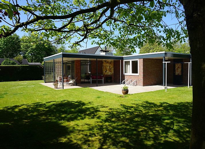 Entspannen Sie sich auf der Terrasse des Ferienhauses Kwikstaartenlaan 20 in De Banjaard, Kamperland, Zeeland.