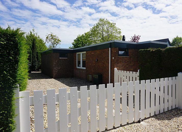 Entspannen Sie sich auf der Terrasse des Ferienhauses Kwikstaartenlaan 20 in De Banjaard, Kamperland, Zeeland.