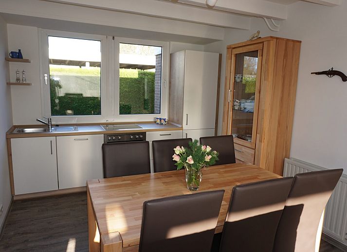 Entspannen Sie sich auf der Terrasse des Ferienhauses Kwikstaartenlaan 20 in De Banjaard, Kamperland, Zeeland.