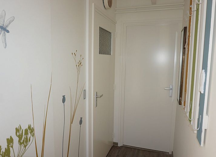 Geraeumiger Garten im Ferienhaus Kwikstaartenlaan 20 in De Banjaard, Kamperland, umgeben von gruener Natur.