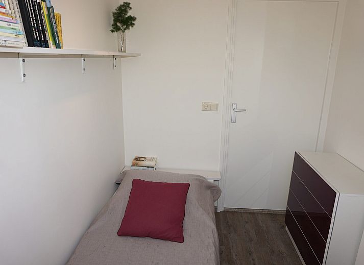 Geraeumiger Garten im Ferienhaus Kwikstaartenlaan 20 in De Banjaard, Kamperland, umgeben von gruener Natur.